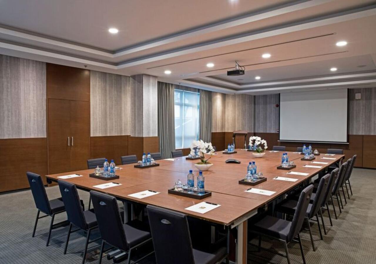 The Envoy Hotel Абуджа Экстерьер фото
